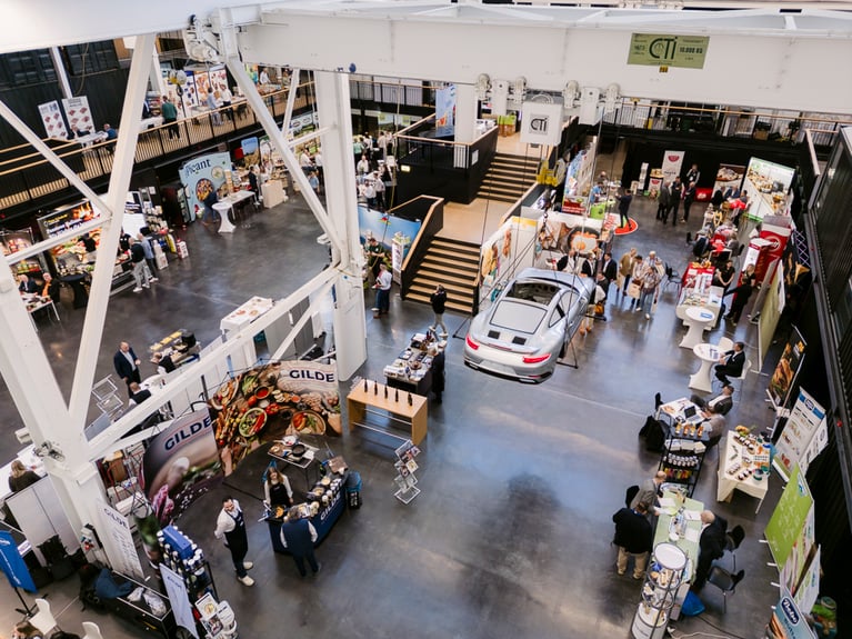 Blick in die Messehalle auf der TRIALOGE in Ludwigsburg